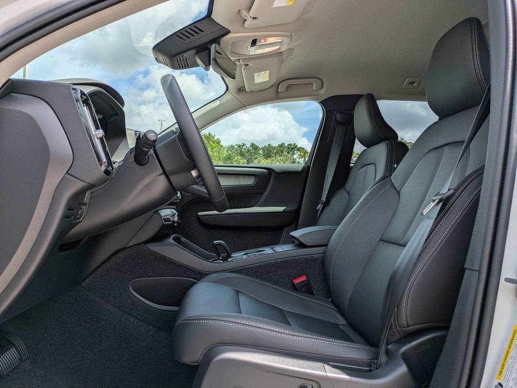 New 2026 Volvo XC40 B4 Core FWD image 2
