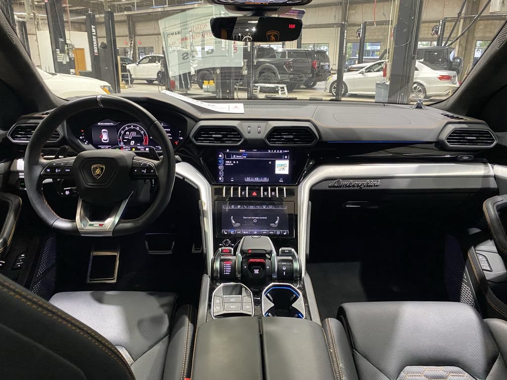 Used 2024 Lamborghini Urus S AWD/4WD image 2