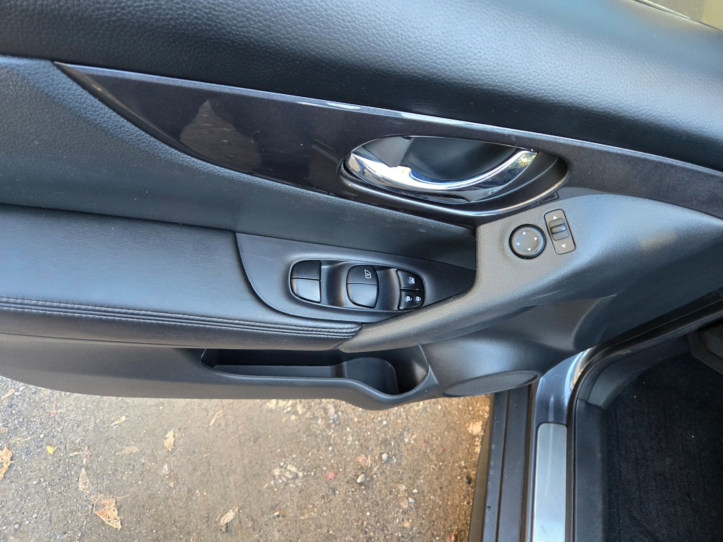 Used 2018 Nissan Rogue SV image 15