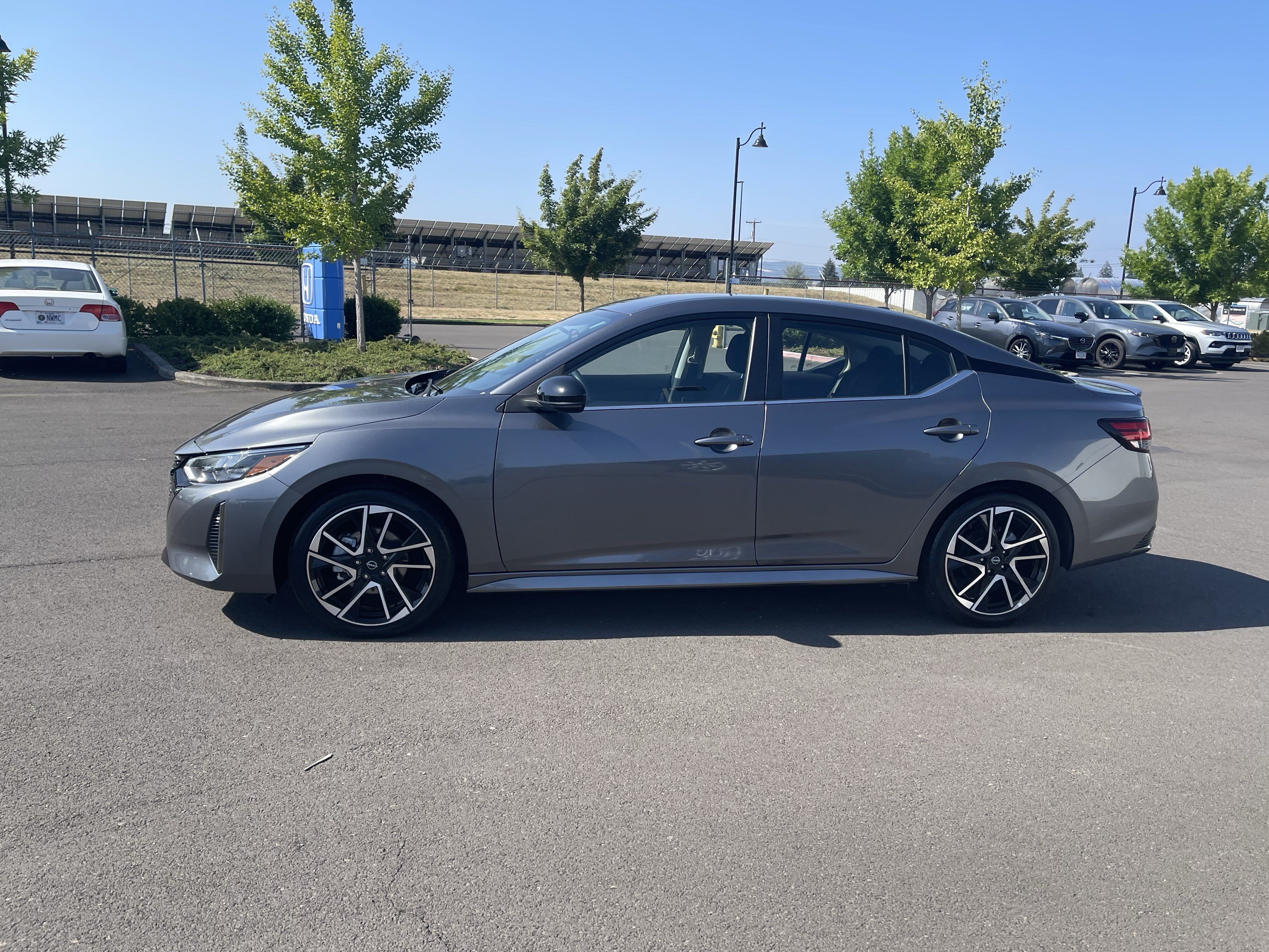 Used 2025 Nissan Sentra SR FWD image 2