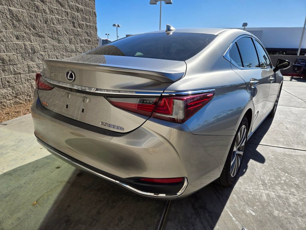 Used 2019 Lexus ES 300h w/ Accessory Package 2 image 4
