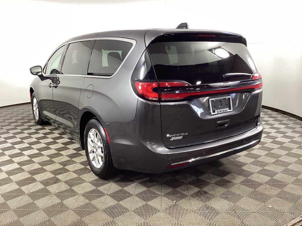 Used 2023 Chrysler Pacifica Touring-L image 4