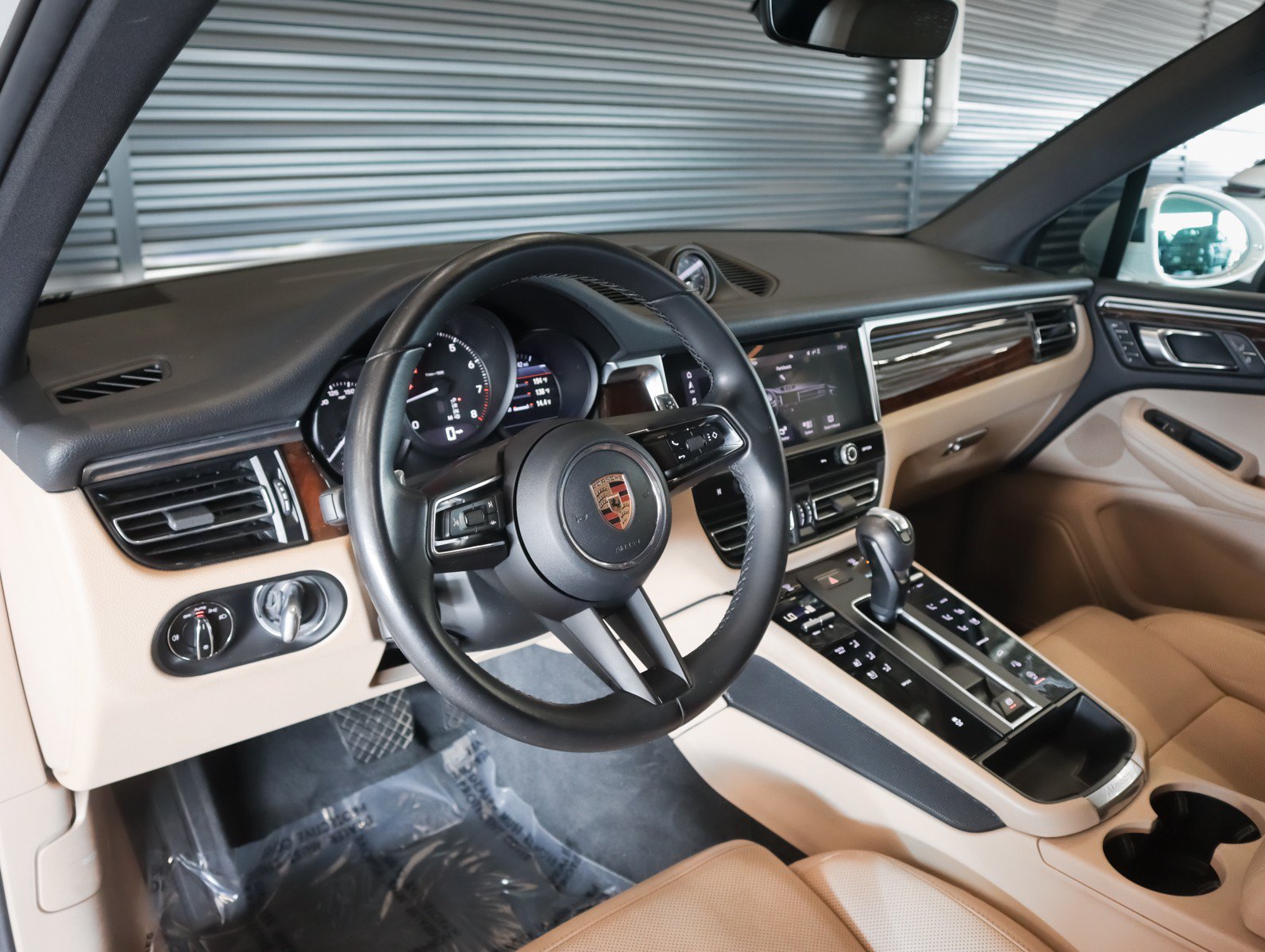 Certified 2023 Porsche Macan AWD/4WD image 4