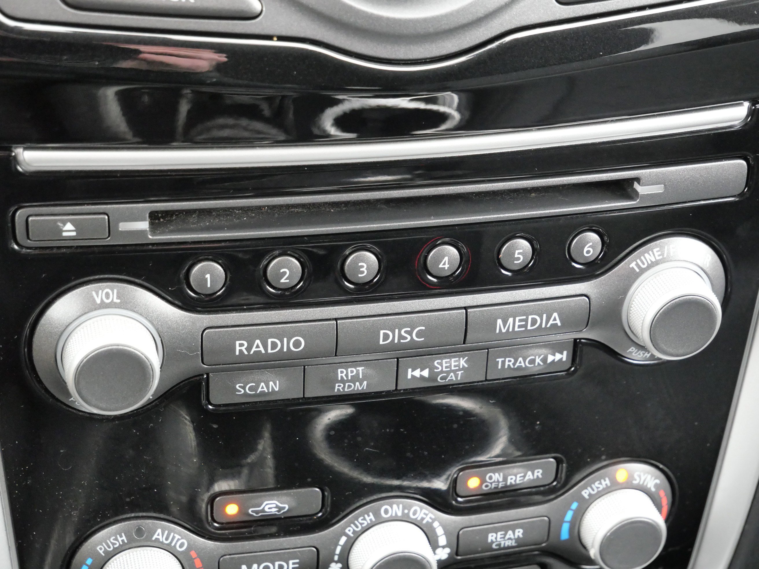 Used 2019 Nissan Pathfinder SV image 30