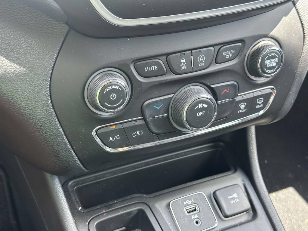 Used 2020 Jeep Cherokee Latitude Plus FWD image 27