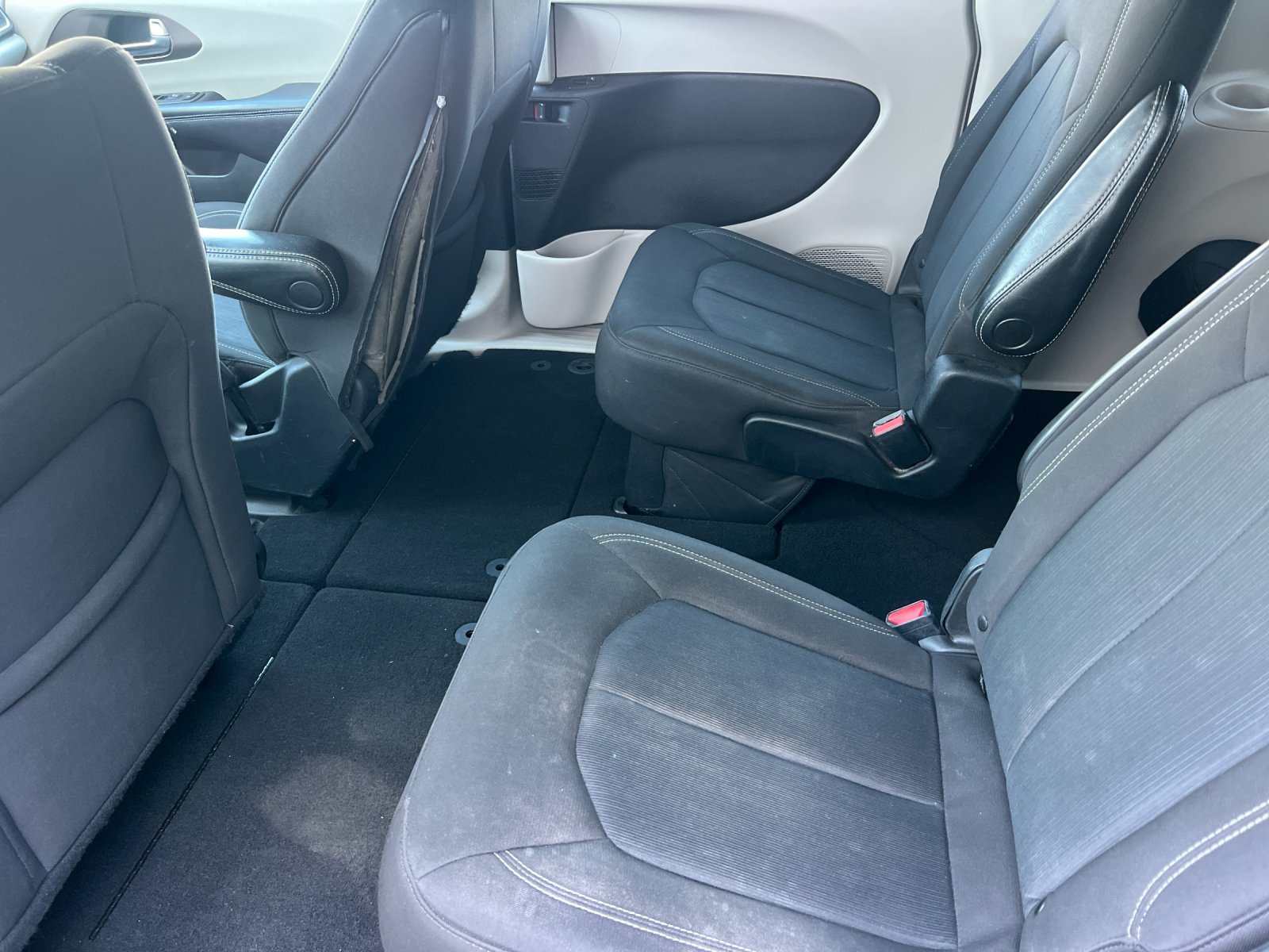 Used 2022 Chrysler Voyager LX FWD image 12