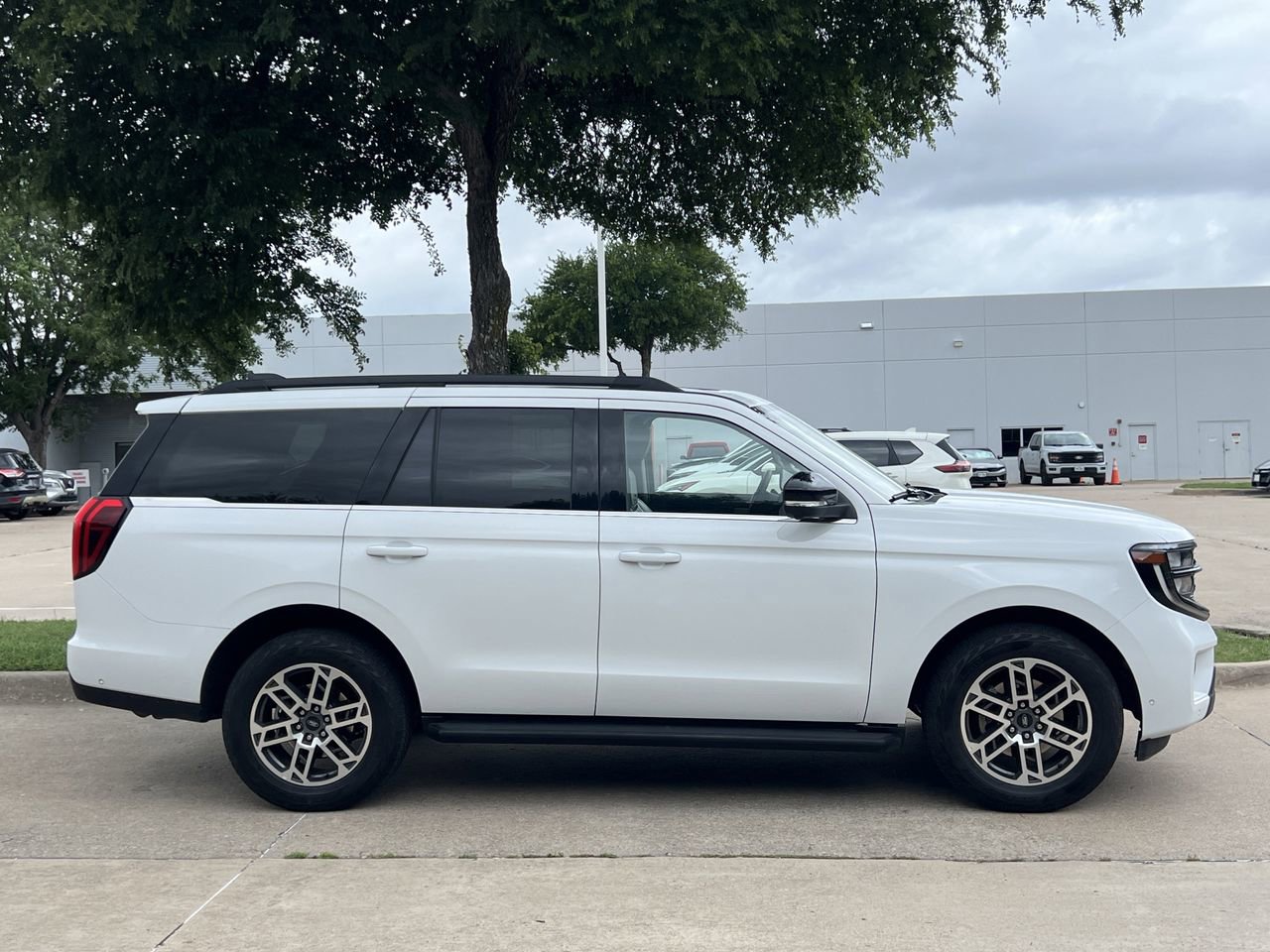 Used 2025 Ford Expedition Active AWD/4WD image 3