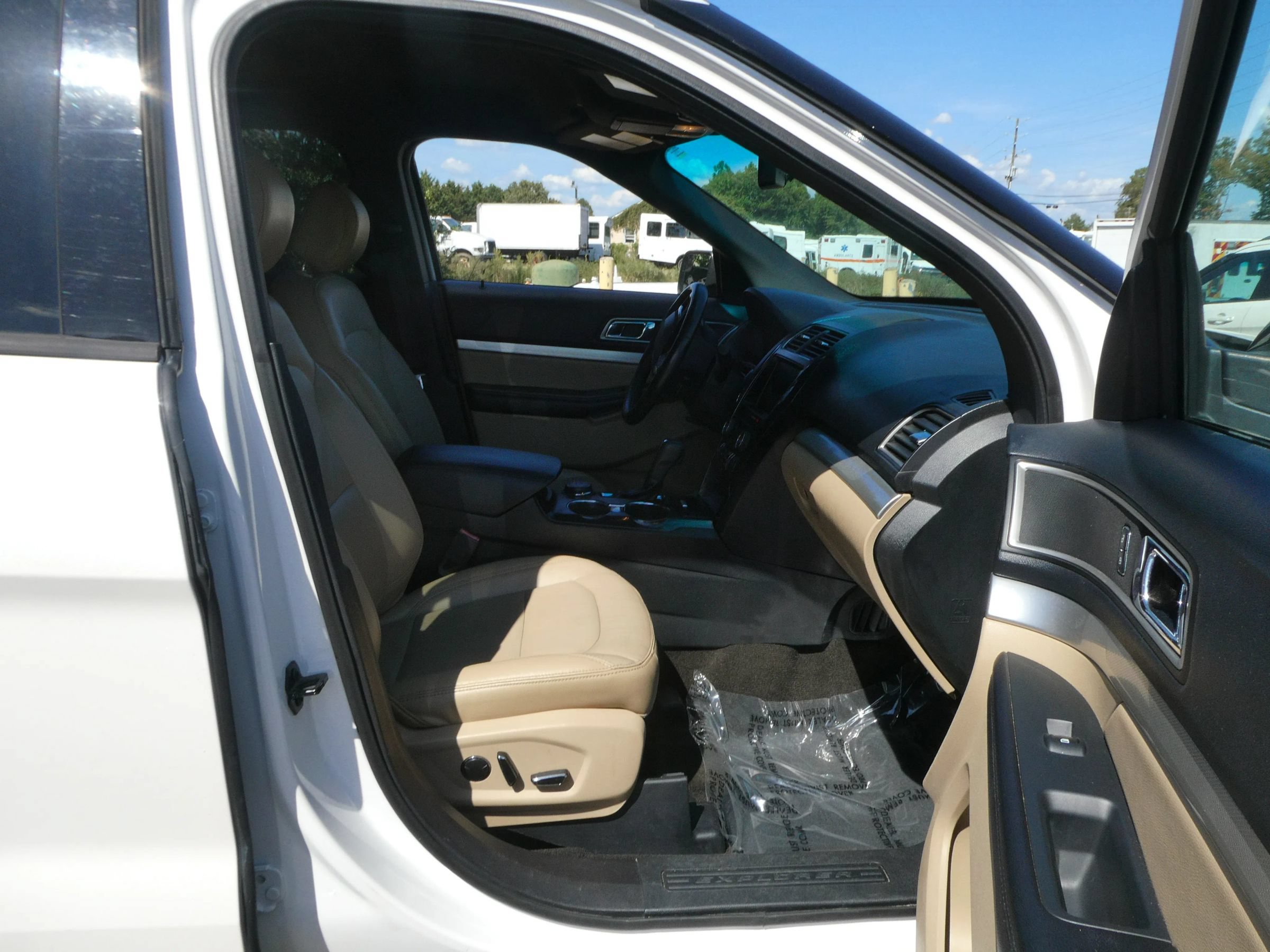 Used 2016 Ford Explorer XLT w/ Equipment Group 202A AWD/4WD image 24