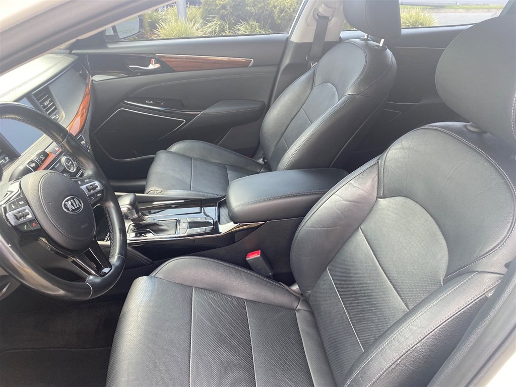 Used 2017 Kia Cadenza Premium w/ Luxury Package FWD image 10