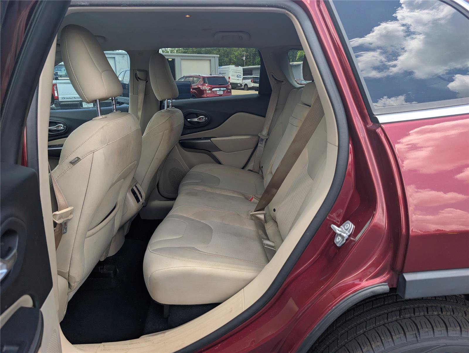 Used 2019 Jeep Cherokee Latitude w/ Popular Appearance Group FWD image 28