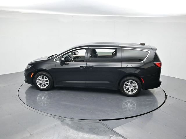 Used 2022 Chrysler Voyager LX image 44