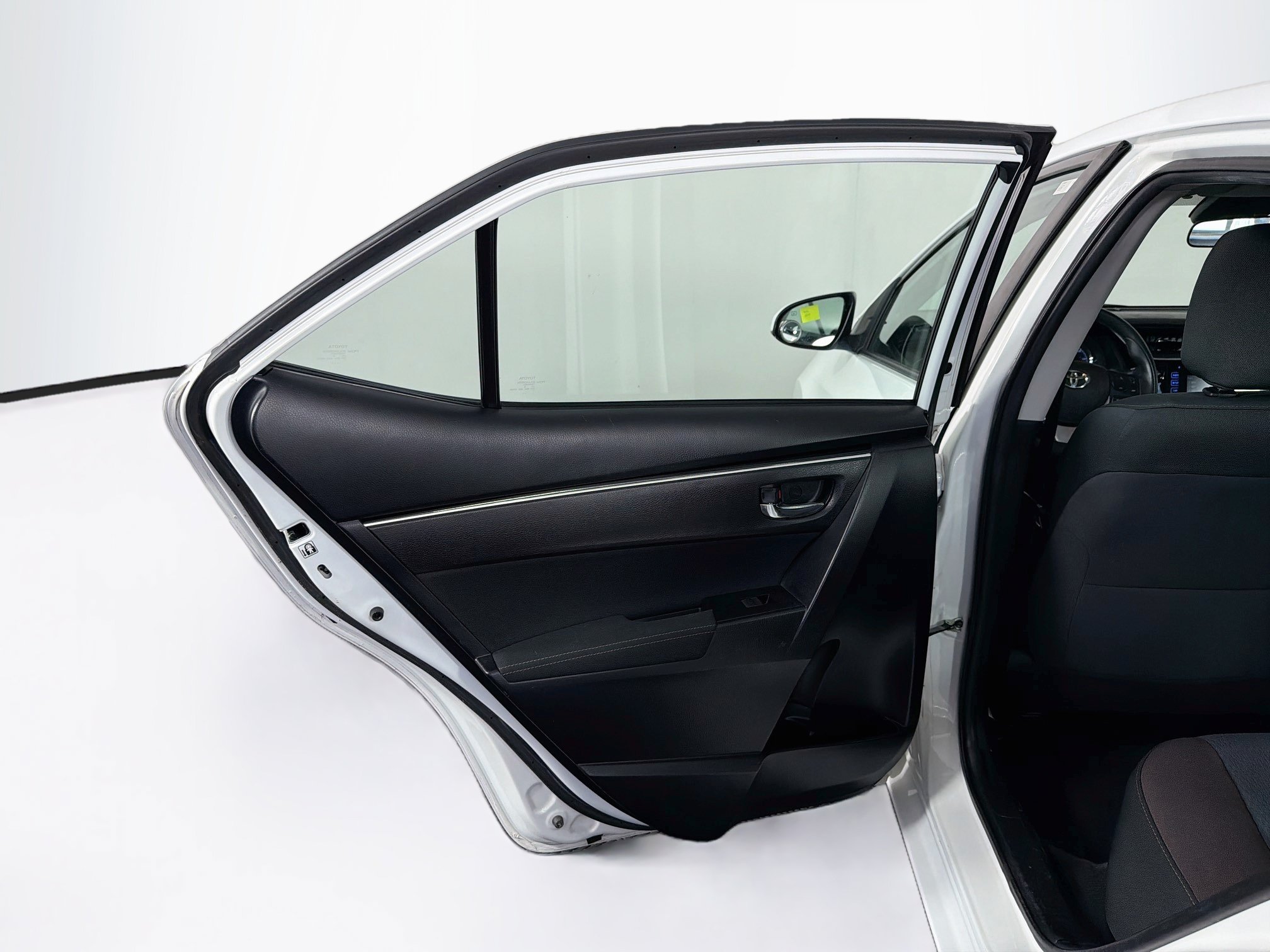 Used 2018 Toyota Corolla LE FWD image 25