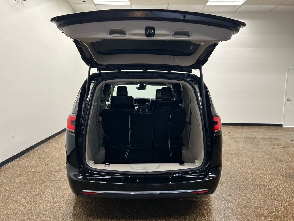 Used 2024 Chrysler Pacifica Select image 5