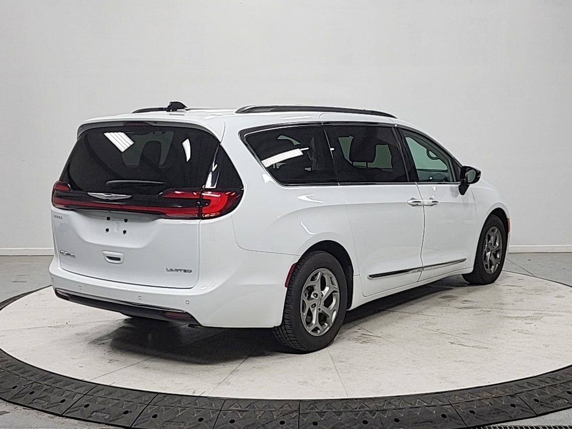 Used 2023 Chrysler Pacifica Limited image 7