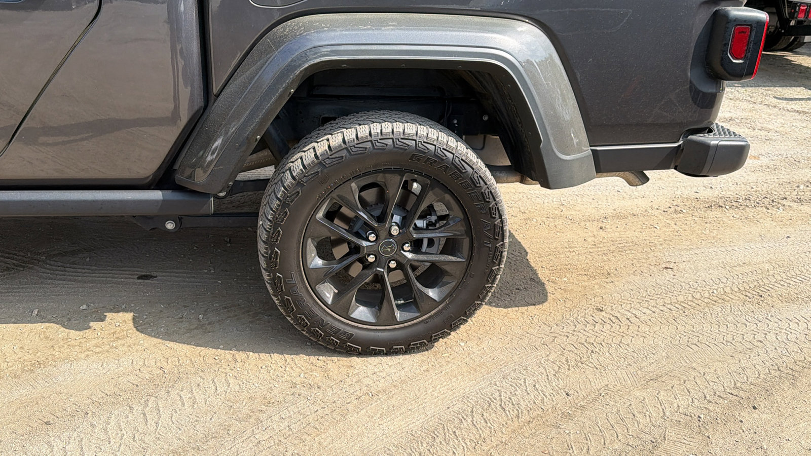 Used 2025 Jeep Gladiator Sport image 12