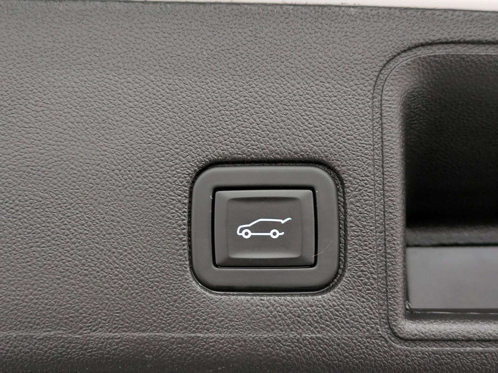 Used 2024 GMC Terrain SLT image 13