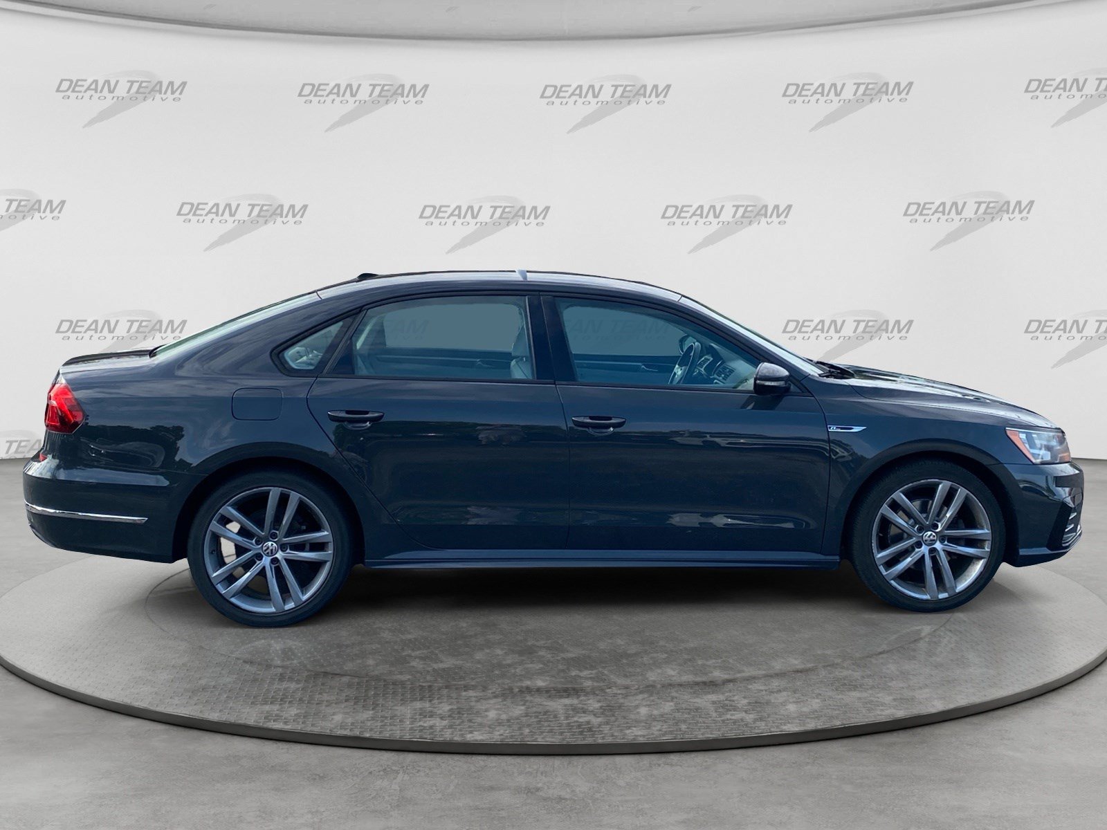 Used 2018 Volkswagen Passat 2.0T R-Line FWD image 9