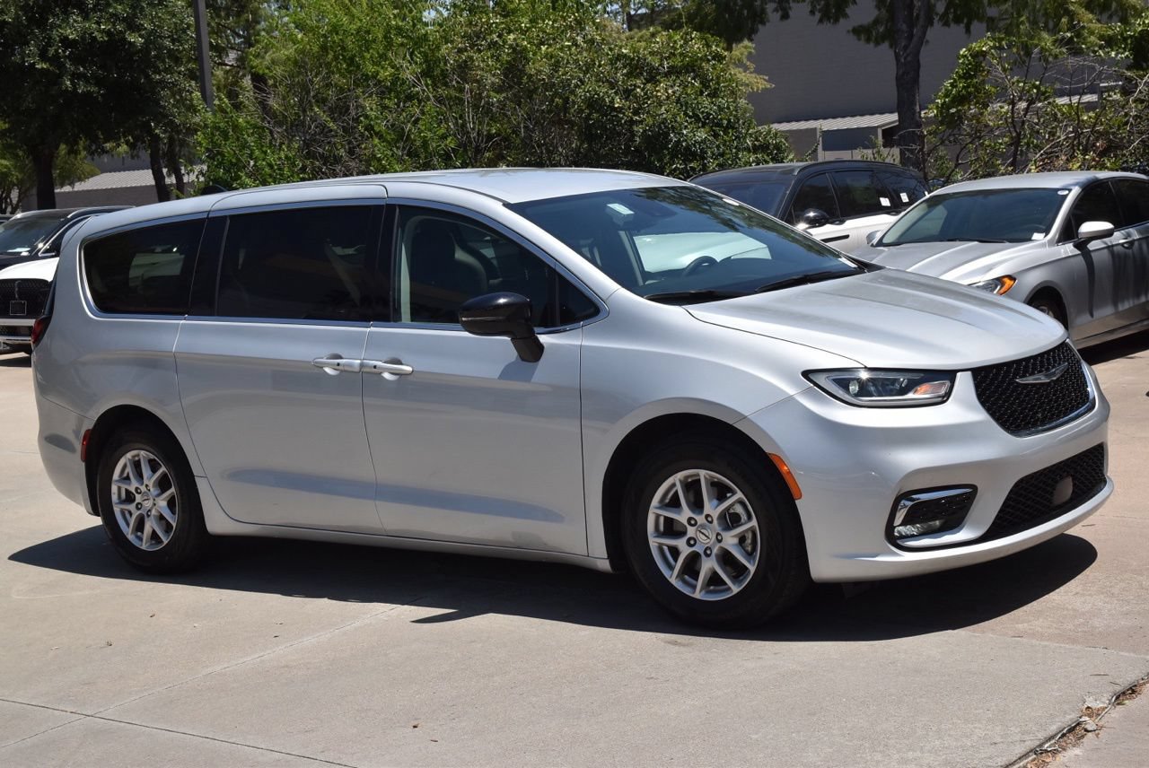 Used 2024 Chrysler Pacifica Touring-L FWD image 5