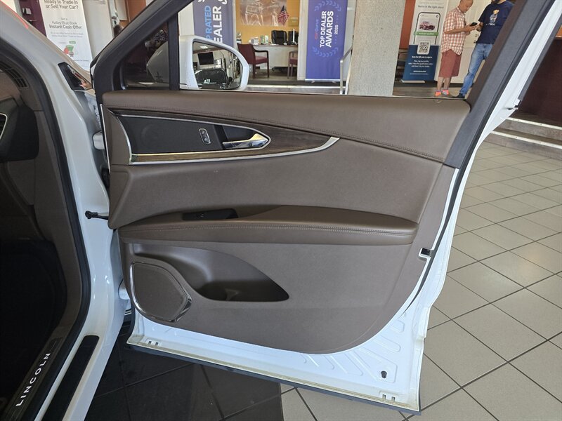 Used 2016 Lincoln MKX Reserve w/ Driver Assistance Package AWD/4WD image 14