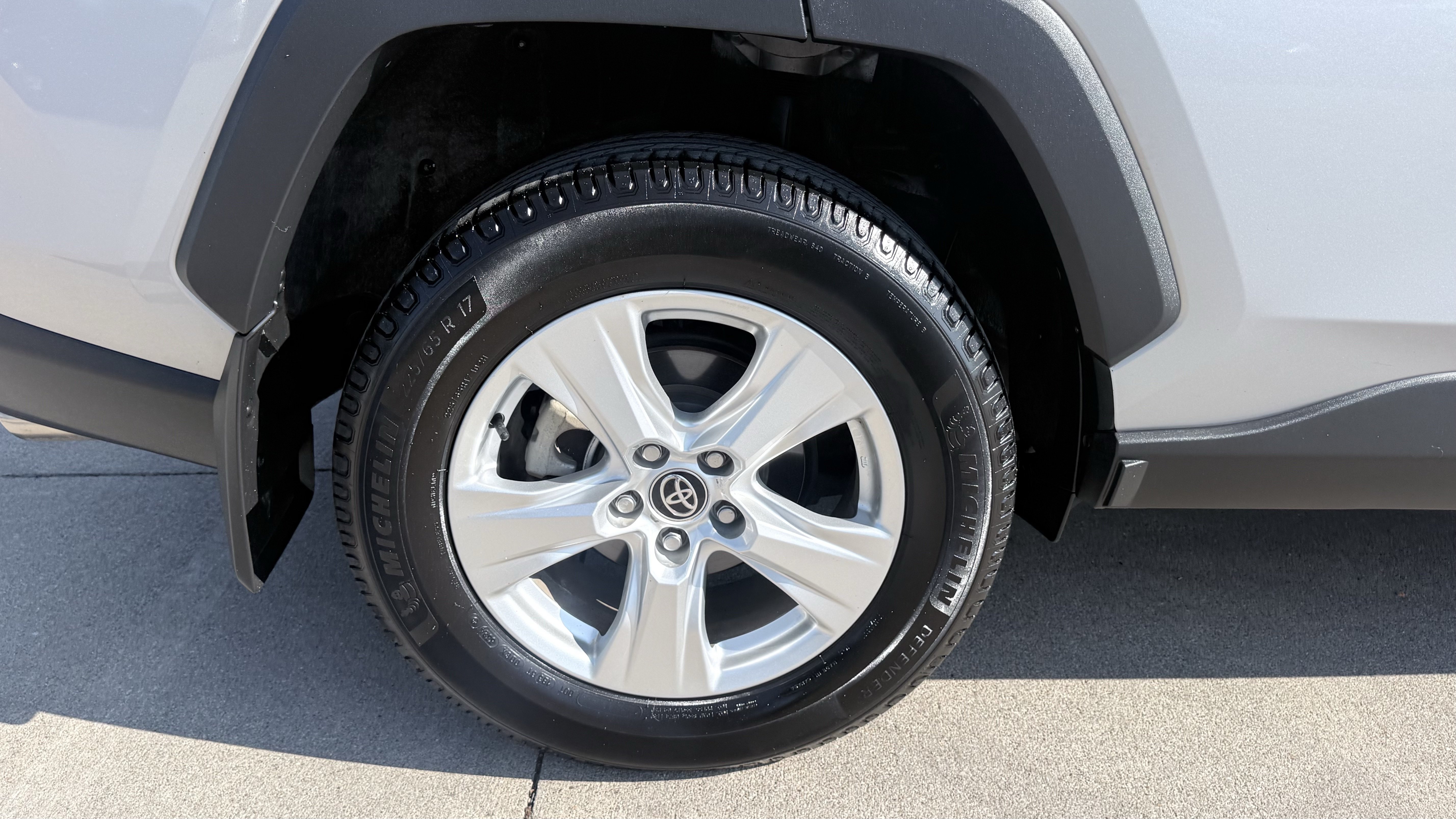 Used 2021 Toyota RAV4 XLE AWD/4WD image 10