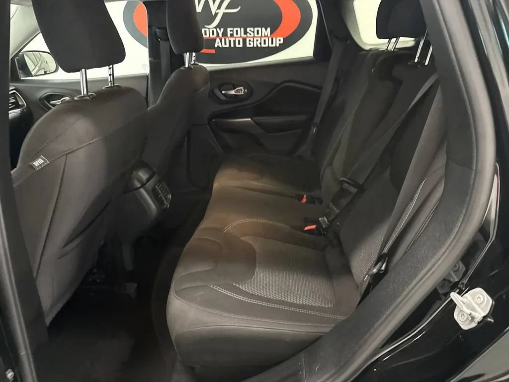 Used 2019 Jeep Cherokee Latitude w/ Popular Appearance Group FWD image 13