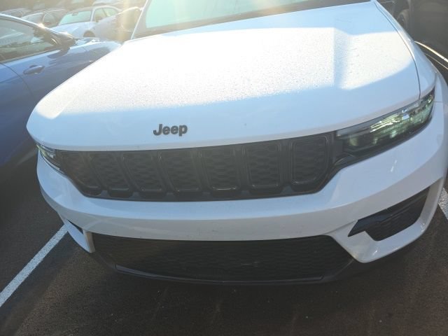 Used 2024 Jeep Grand Cherokee Limited w/ Black Appearance Package AWD/4WD image 2