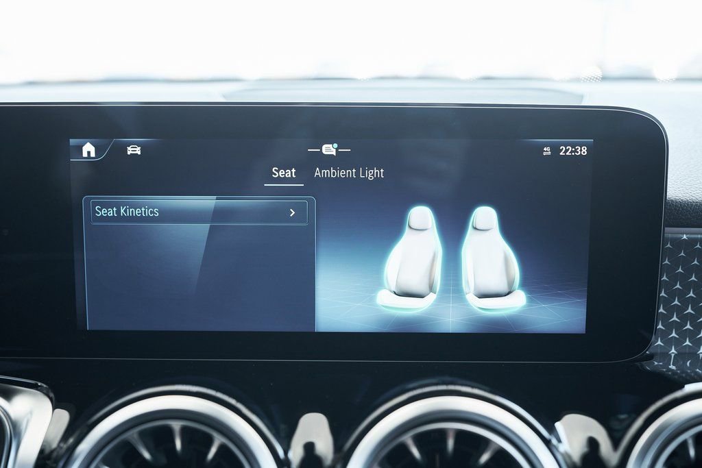 Used 2025 Mercedes-Benz GLB 250 4MATIC w/ Exclusive Package image 55