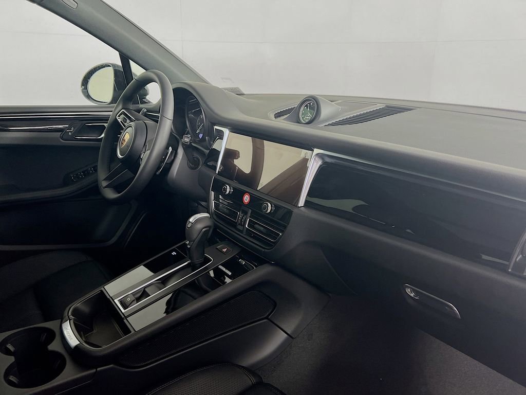 Certified 2026 Porsche Macan AWD/4WD image 31