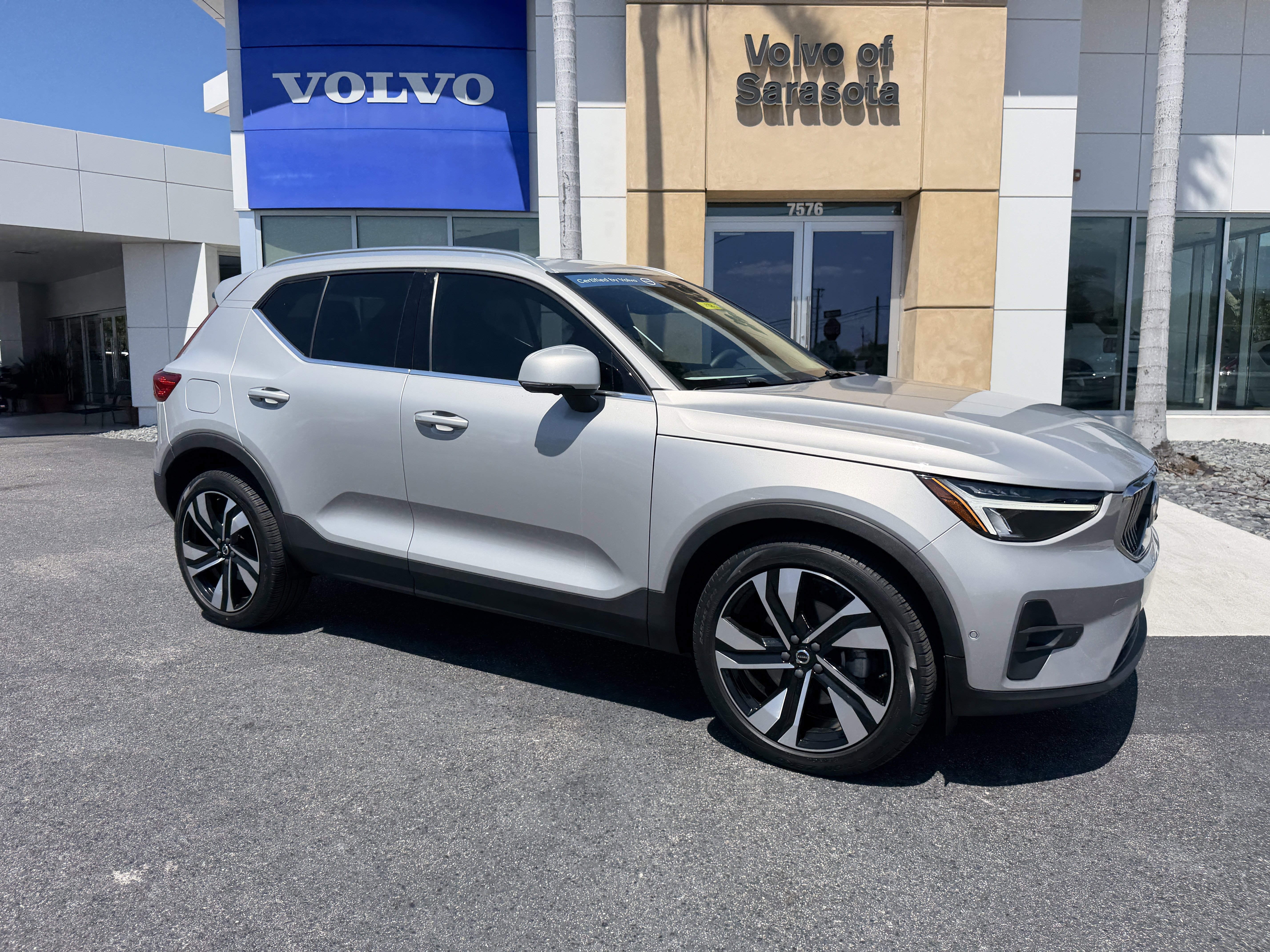 Certified 2023 Volvo XC40 B5 Plus w/ Driver Assist Package AWD/4WD image 1