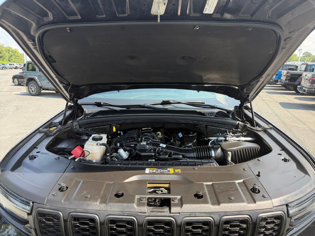 Used 2024 Jeep Grand Cherokee Altitude AWD/4WD image 17