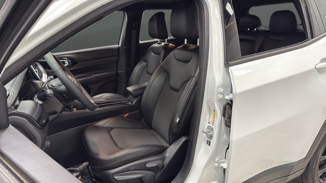 Used 2025 Jeep Compass Latitude w/ Altitude Special Edition AWD/4WD image 9