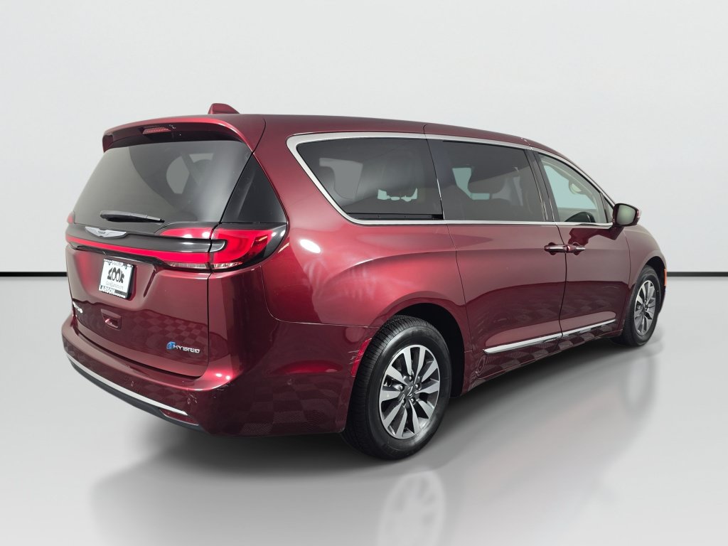 Used 2022 Chrysler Pacifica Limited w/ Uconnect Theater Family Group FWD image 3