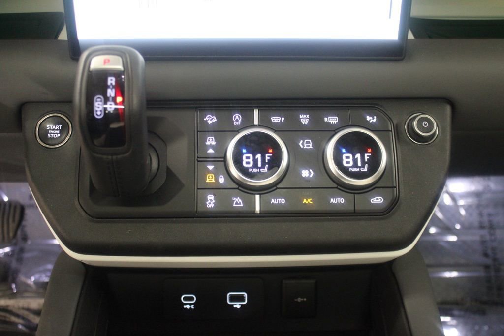 Used 2023 Land Rover Defender 130 SE image 34