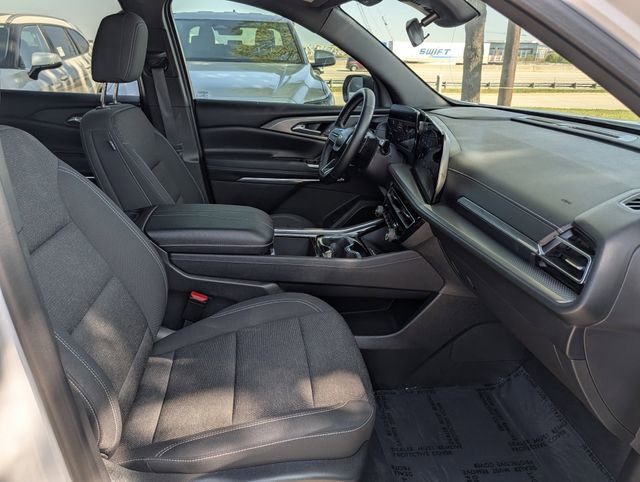 Used 2025 Chevrolet Traverse LT w/ Driver Confidence Package FWD image 32