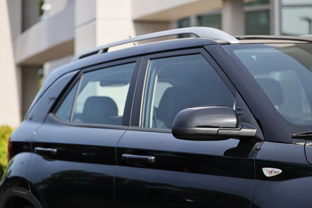 Used 2025 Hyundai Venue SEL FWD image 3