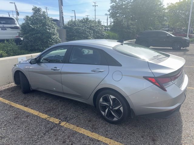 Used 2023 Hyundai Elantra SEL w/ Convenience Package FWD image 2