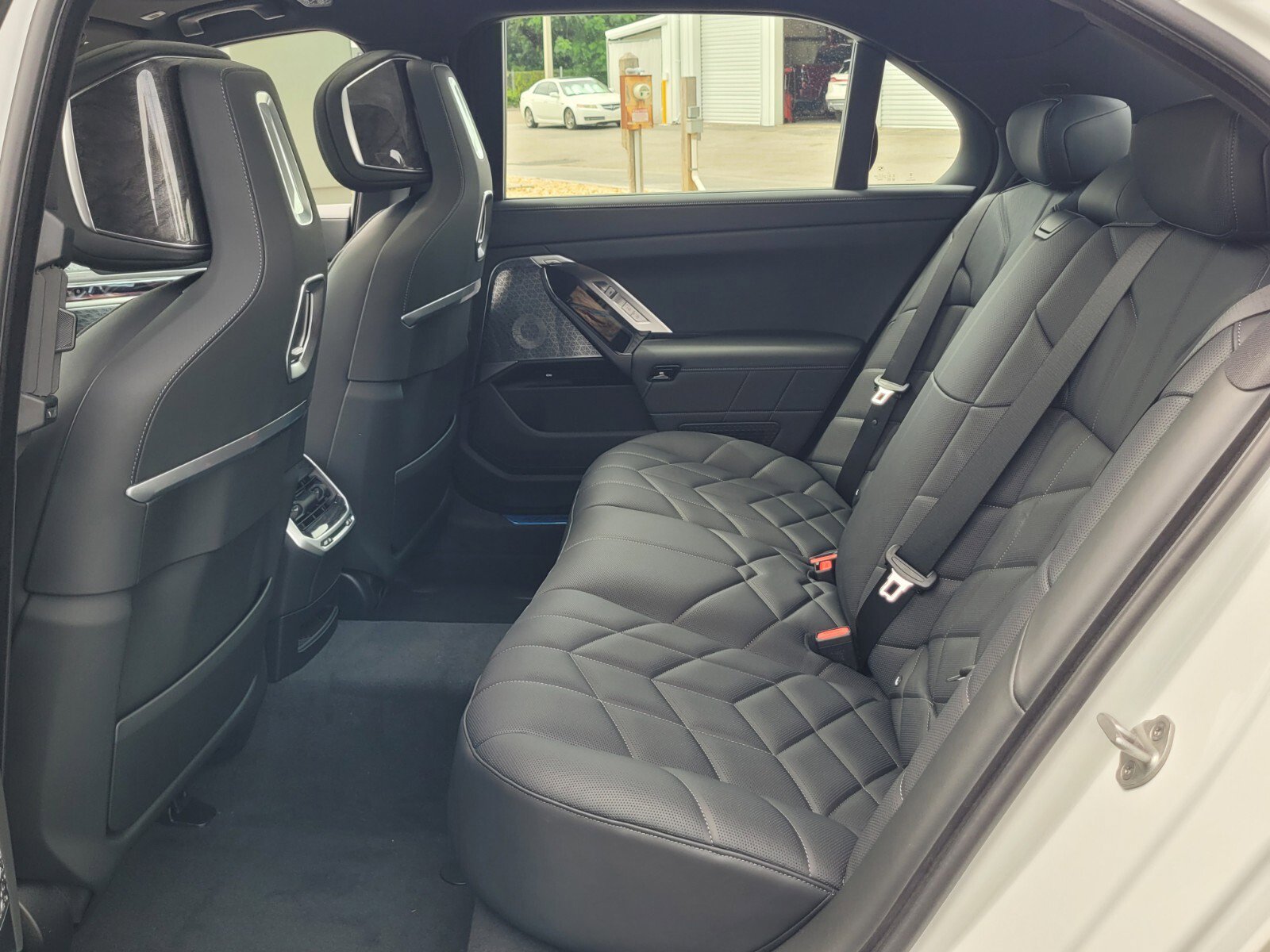 Used 2026 BMW 760i xDrive w/ Executive Package image 11