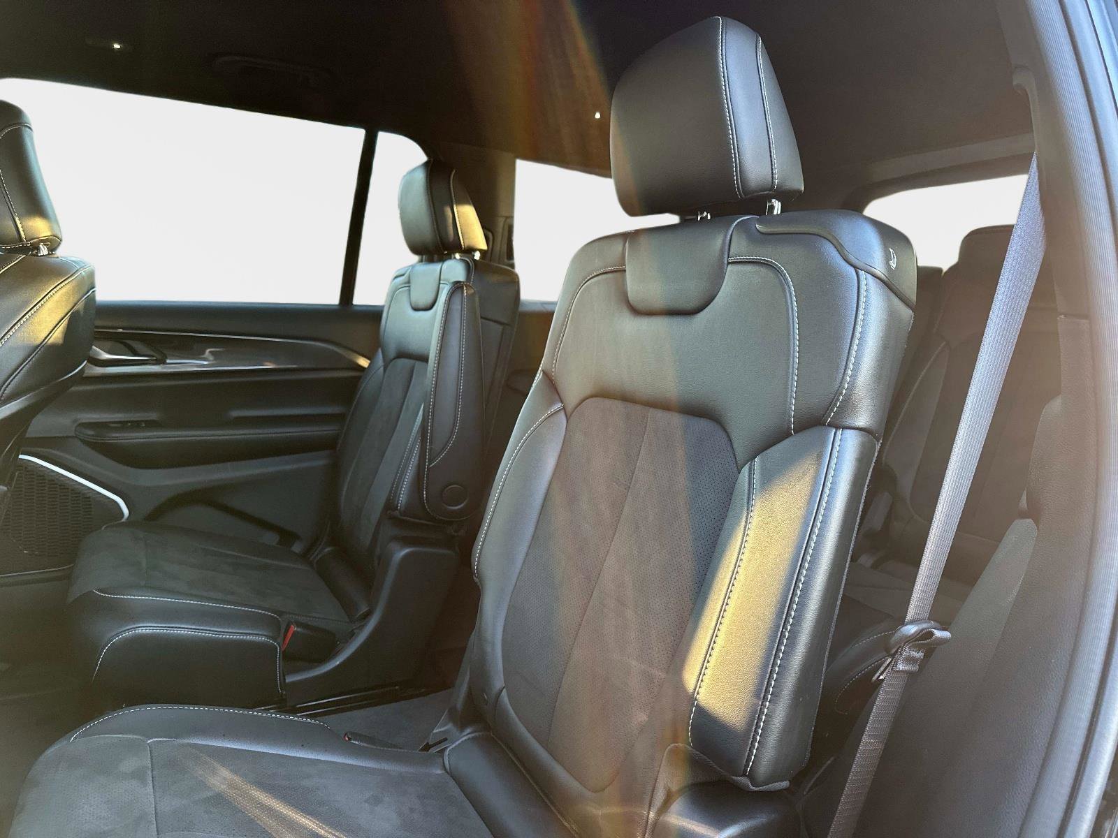 Used 2022 Jeep Grand Cherokee L Laredo image 14