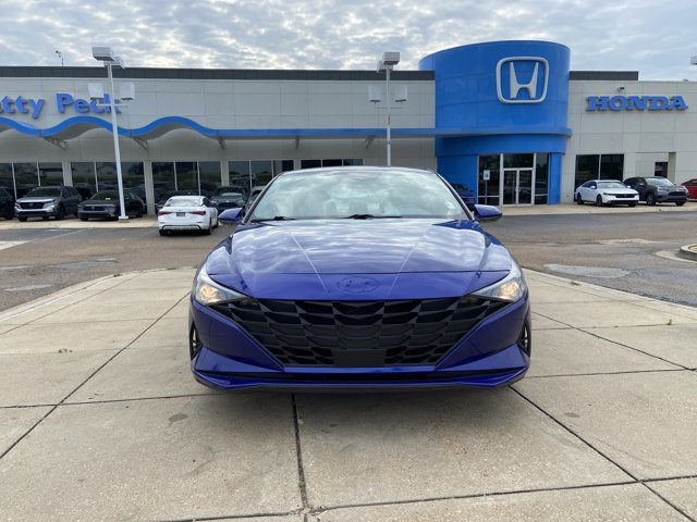 Used 2023 Hyundai Elantra SEL w/ Convenience Package FWD image 3