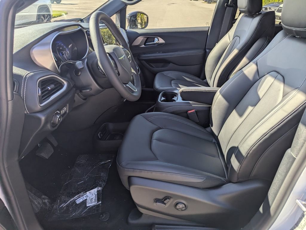 New 2026 Chrysler Pacifica Select FWD image 13