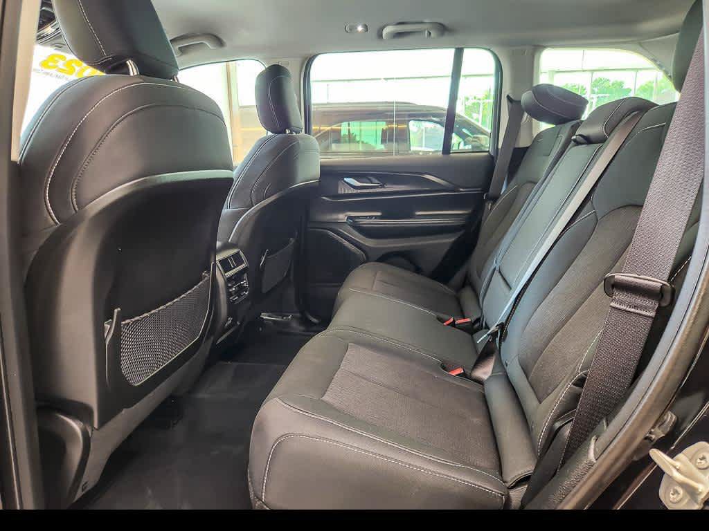 Used 2023 Jeep Grand Cherokee Laredo AWD/4WD image 12
