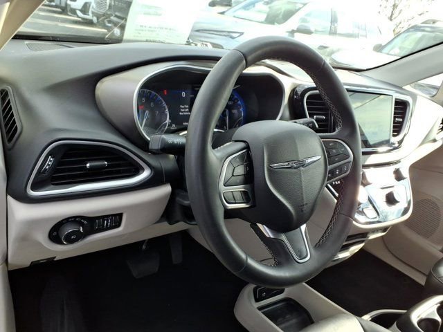 Used 2024 Chrysler Pacifica Touring-L FWD image 8