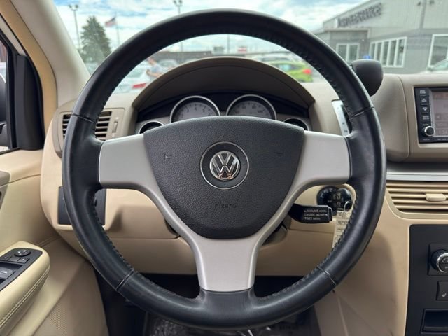 Used 2010 Volkswagen Routan SEL FWD image 30