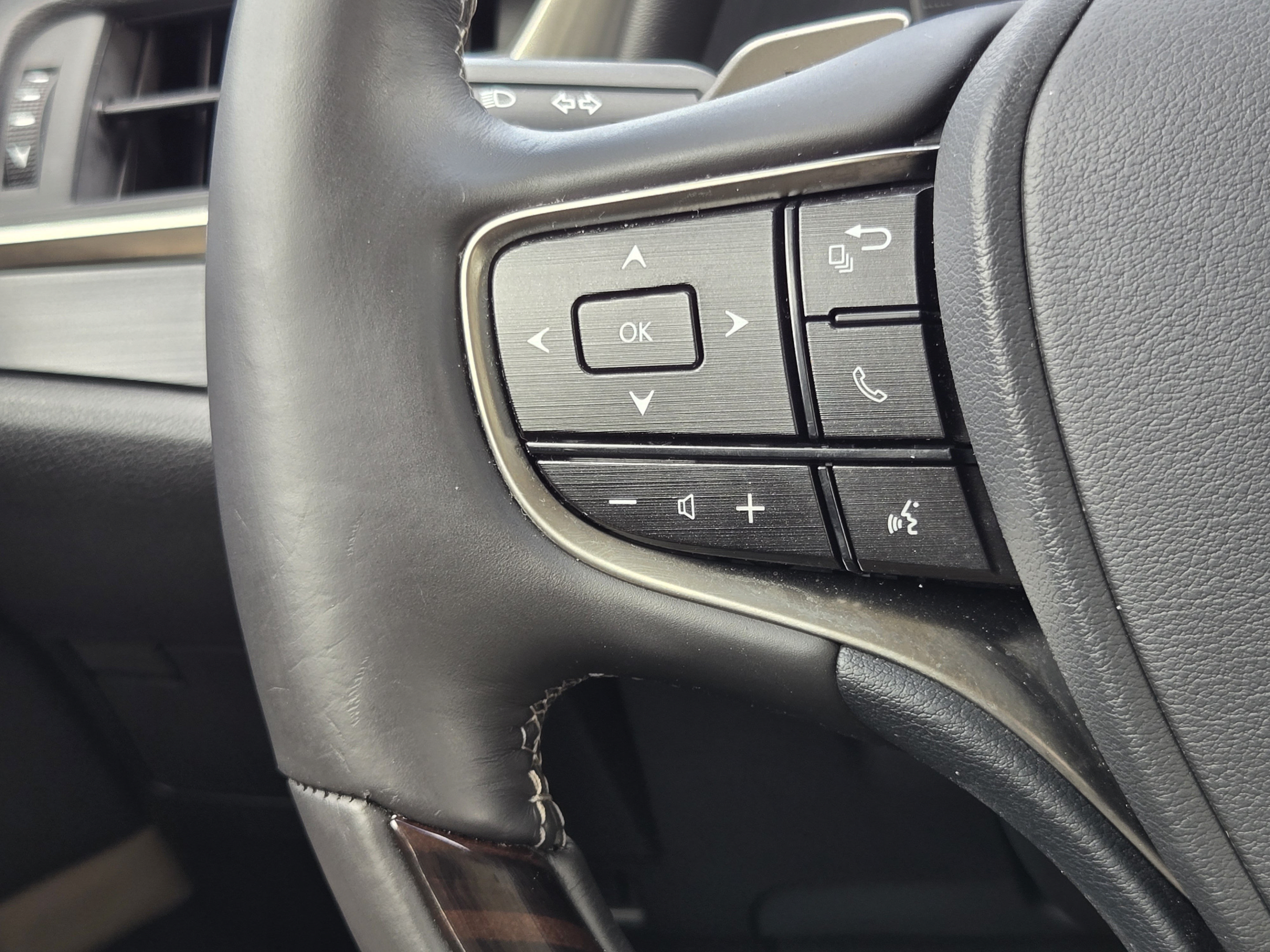 Used 2020 Lexus ES 300h w/ Premium Package FWD image 25