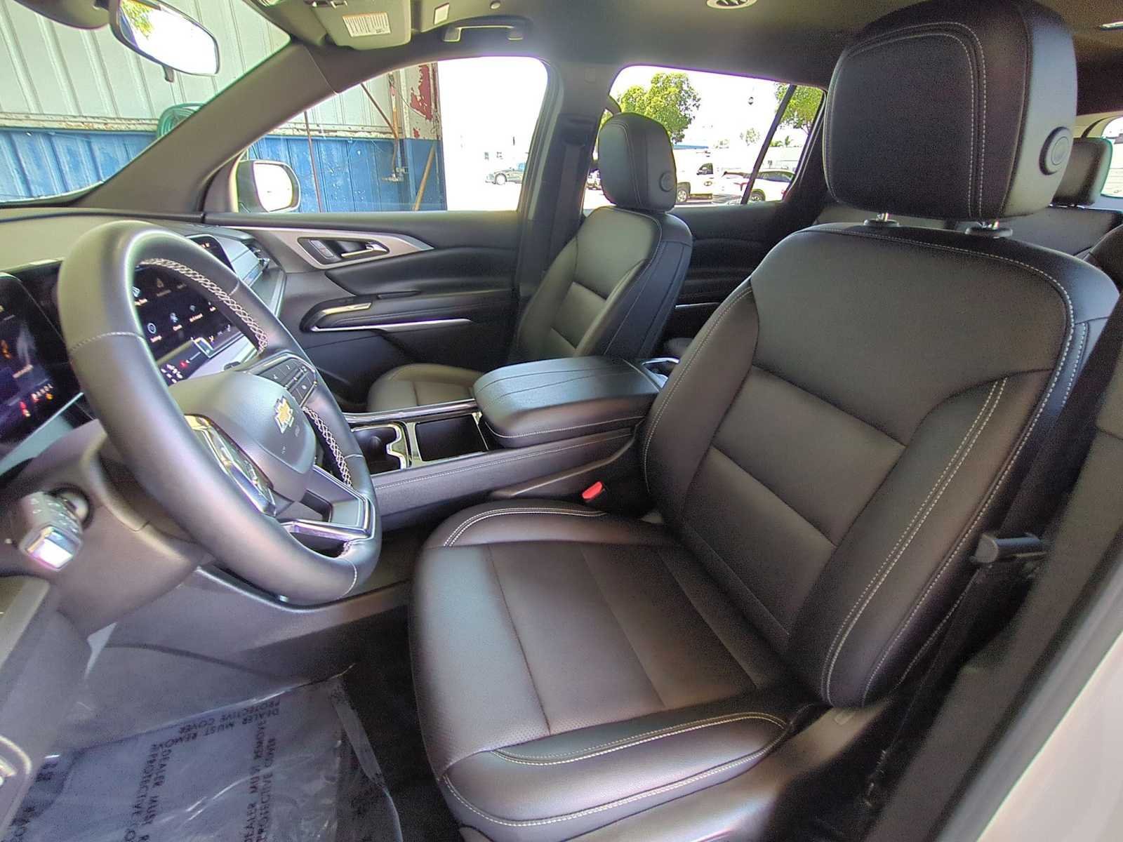 Used 2025 Chevrolet Traverse LT FWD image 23