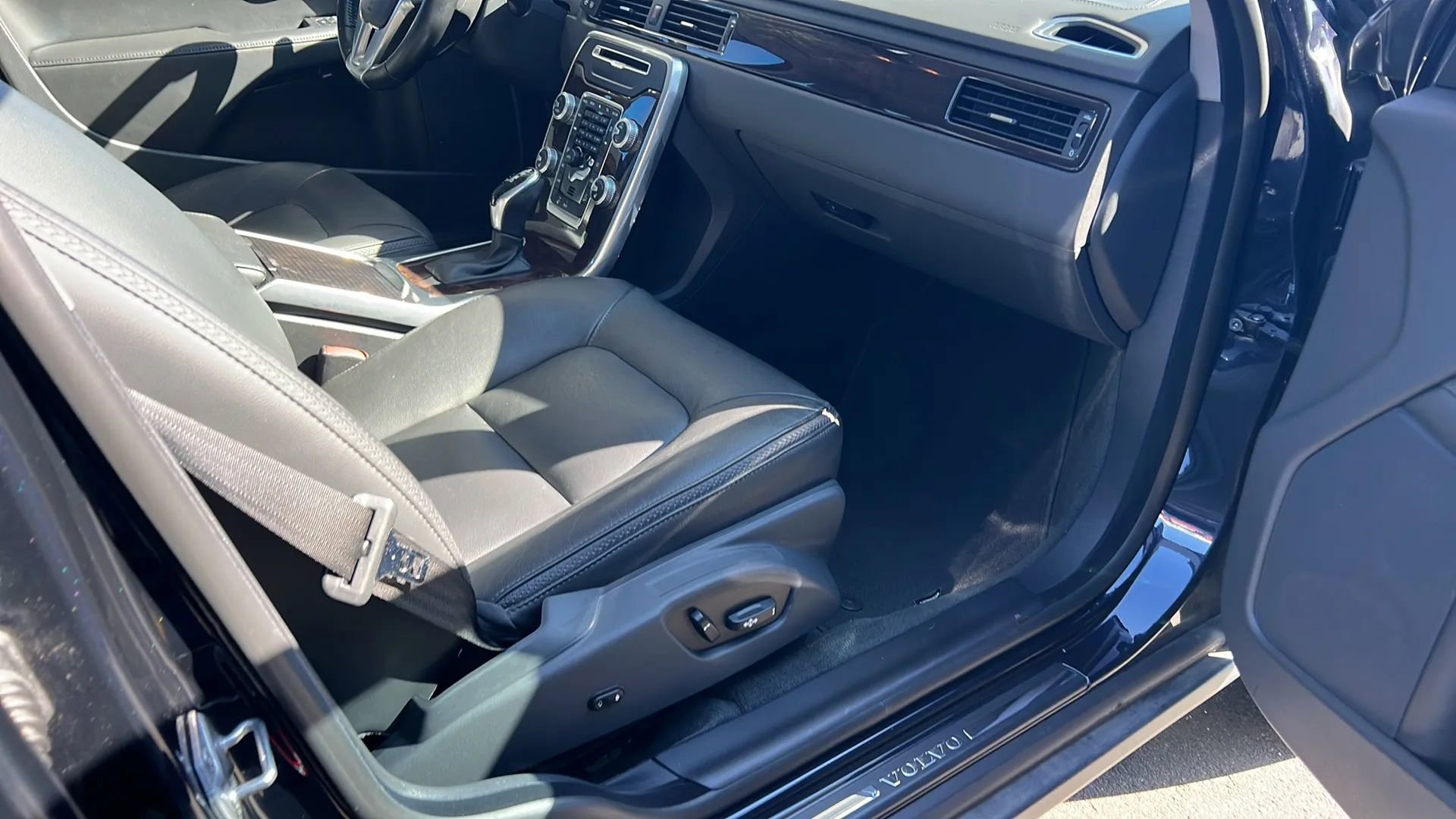 Used 2016 Volvo XC70 T5 Premier w/ Proximity Package AWD/4WD image 19