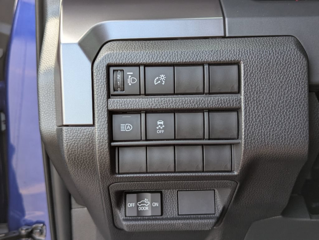 Used 2025 Toyota Tacoma SR5 AWD/4WD image 33