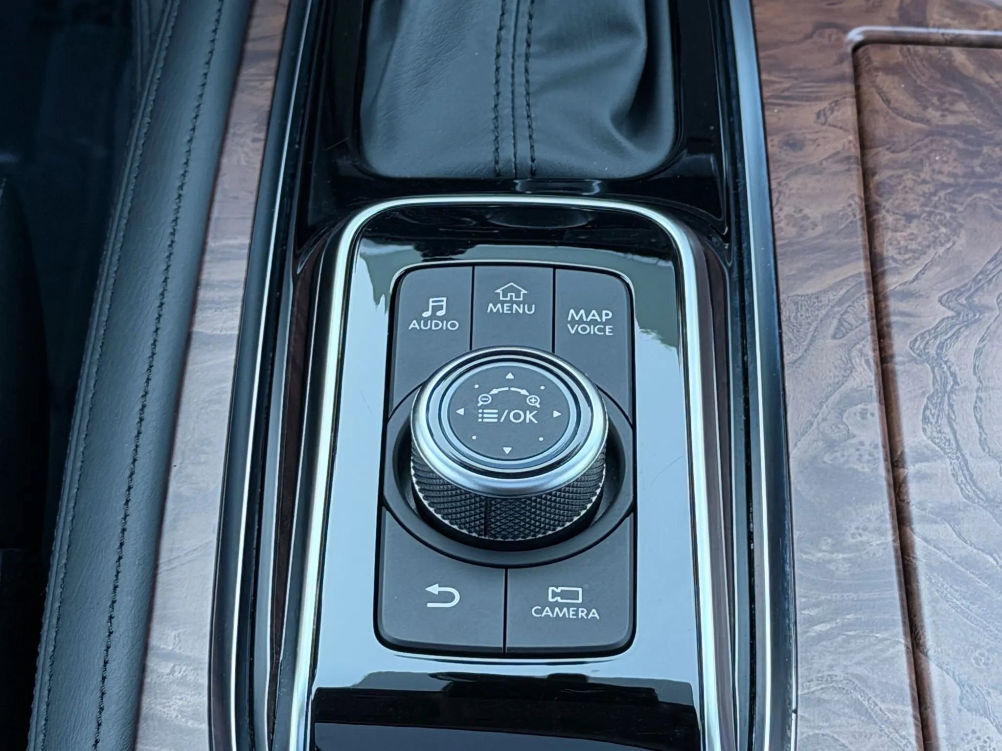 Used 2024 Nissan Armada SL w/ Captain's Chairs Package image 22