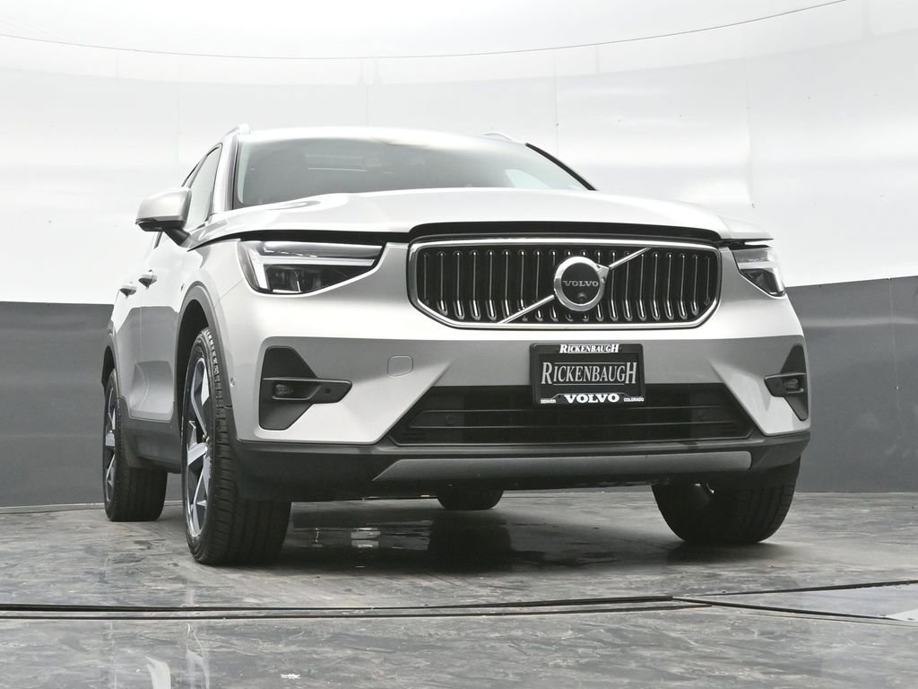 Used 2025 Volvo XC40 B5 Plus image 24