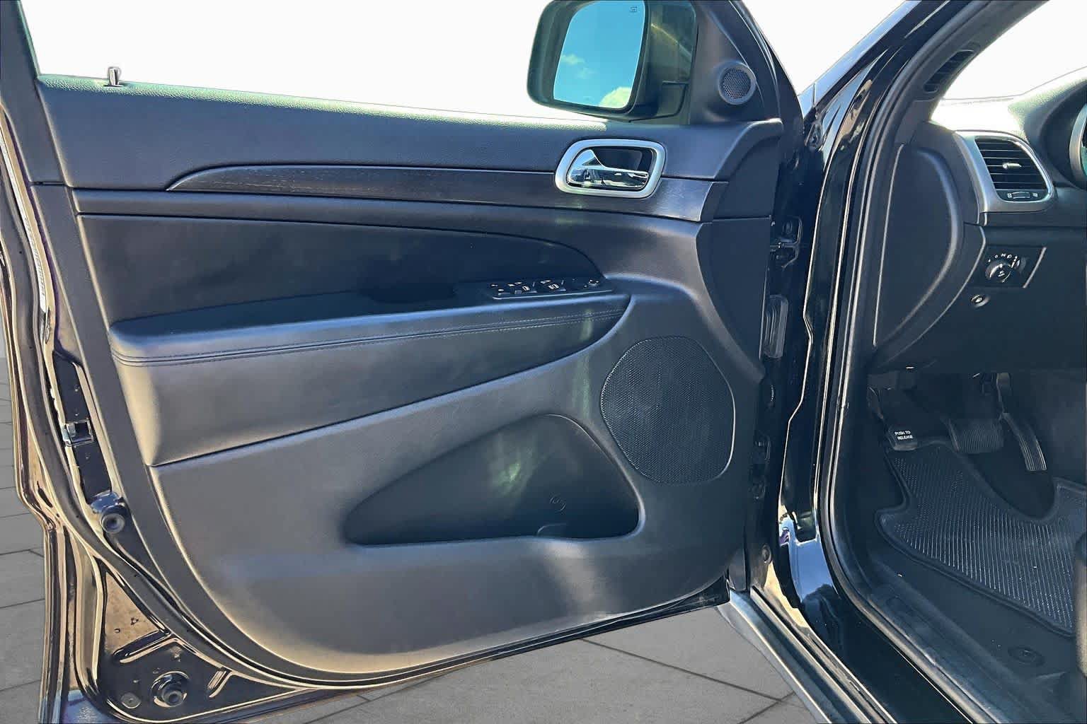 Used 2018 Jeep Grand Cherokee Laredo RWD image 22